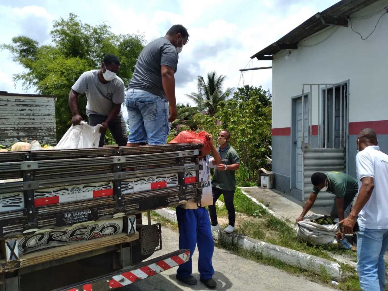 Camacã: Secretaria de Agricultura anuncia a chegada de água para 2 Assentamentos e faz entrega de alimentos para famílias